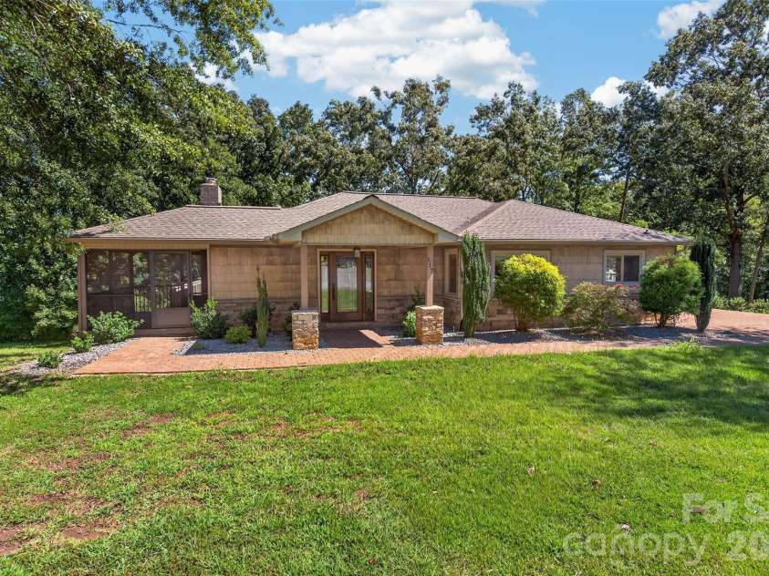 117 Edgewood Avenue, Landrum, SC 29356.  MLS# CAR4429476, YatesRealty ID 53562. 