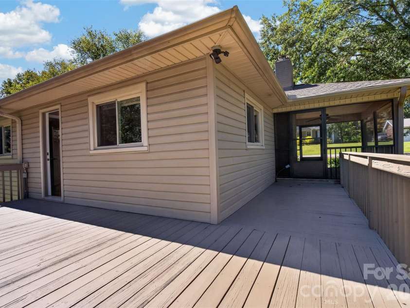 117 Edgewood Avenue, Landrum, SC 29356.  MLS# CAR4429476, YatesRealty ID 53562. 