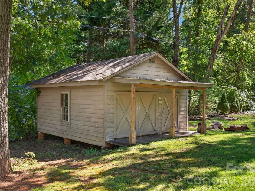 117 Edgewood Avenue, Landrum, SC 29356.  MLS# CAR4429476, YatesRealty ID 53562. 