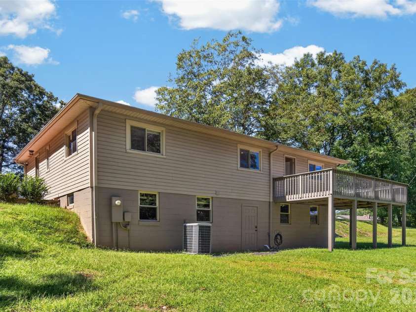 117 Edgewood Avenue, Landrum, SC 29356.  MLS# CAR4429476, YatesRealty ID 53562. 
