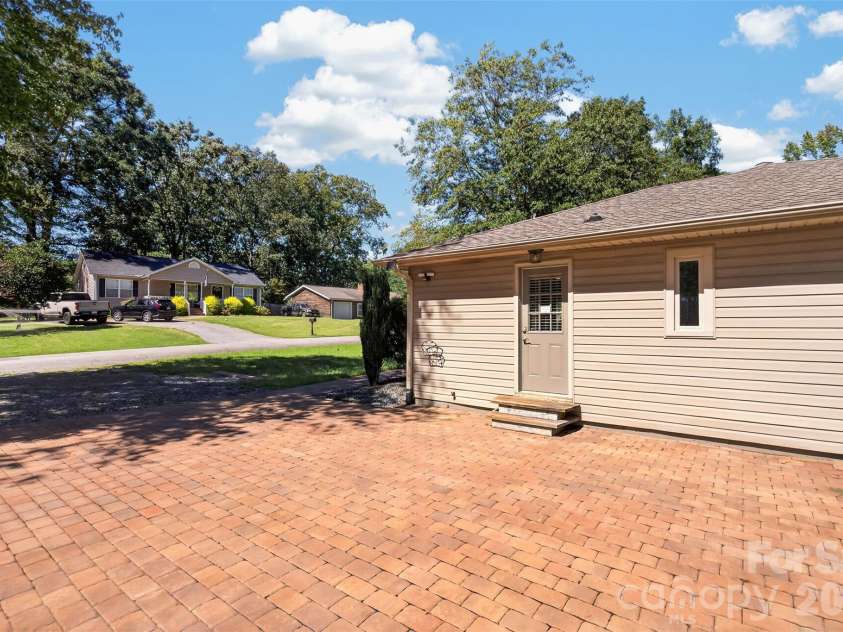 117 Edgewood Avenue, Landrum, SC 29356.  MLS# CAR4429476, YatesRealty ID 53562. 