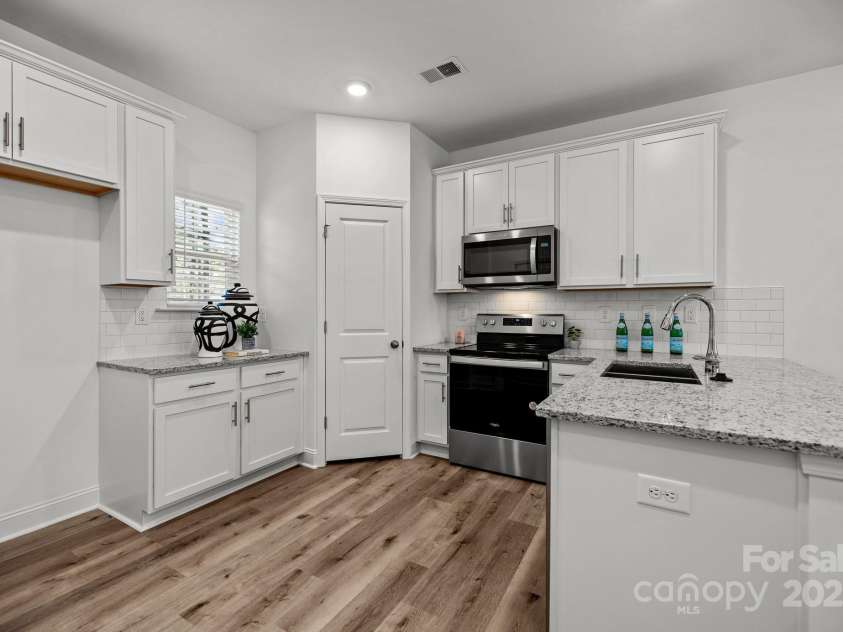 3108 Butler Hill Drive, Matthews, NC 28105.  MLS# CAR4182878, YatesRealty ID 5357. 