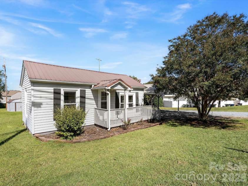 24 Forest Hill Road, Lexington, NC 27295.  MLS# CAR4427630, YatesRealty ID 53572. 