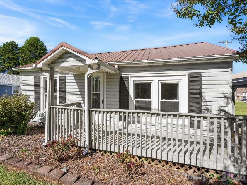 24 Forest Hill Road, Lexington, NC 27295.  MLS# CAR4427630, YatesRealty ID 53572. Great curb appeal