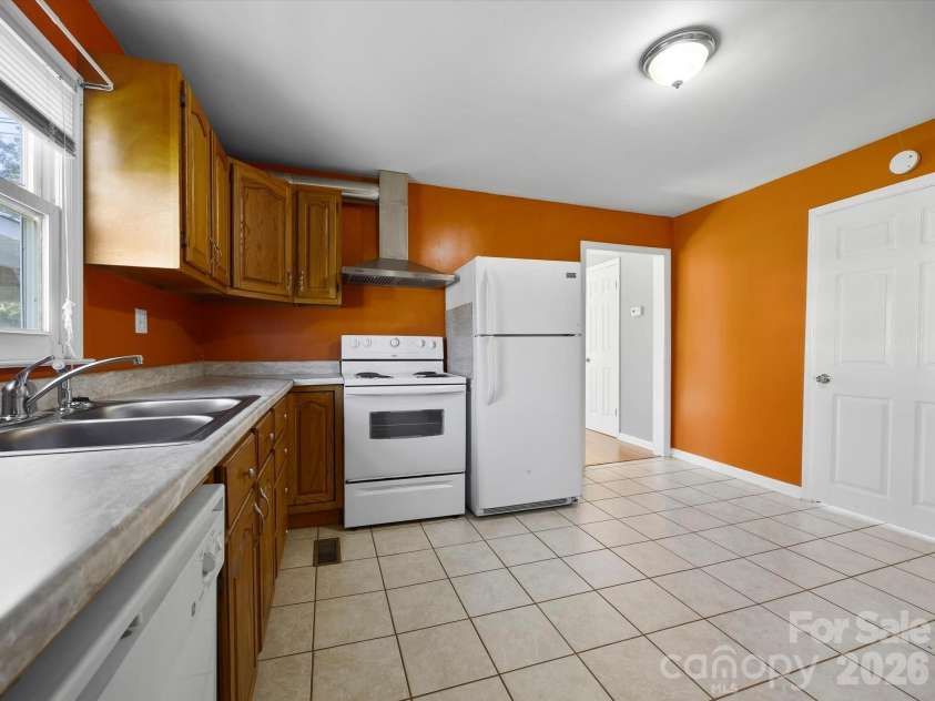 24 Forest Hill Road, Lexington, NC 27295.  MLS# CAR4427630, YatesRealty ID 53572. Large kitchen right off living area