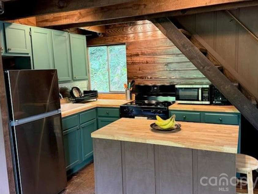 42 Mountain Farm Road, Burnsville, NC 28714.  MLS# CAR4429463, YatesRealty ID 53578. 