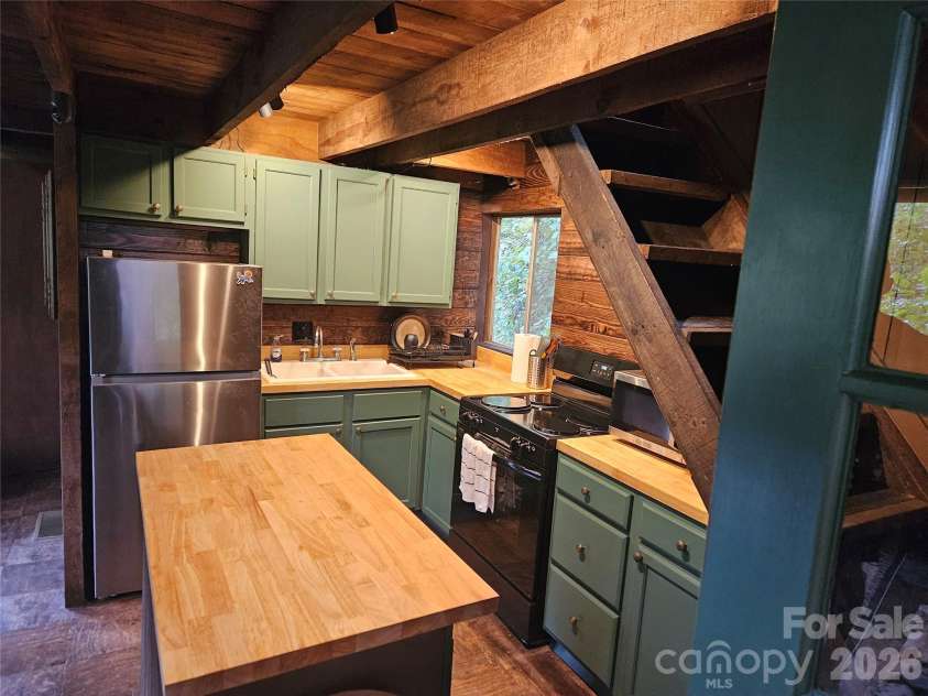 42 Mountain Farm Road, Burnsville, NC 28714.  MLS# CAR4429463, YatesRealty ID 53578. Kitchen