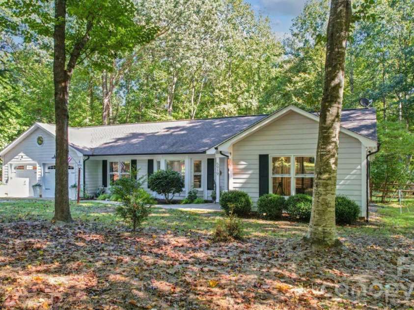 5919 Stonebridge Lane, Waxhaw, NC 28173.  MLS# CAR4427781, YatesRealty ID 53580. Front Exterior