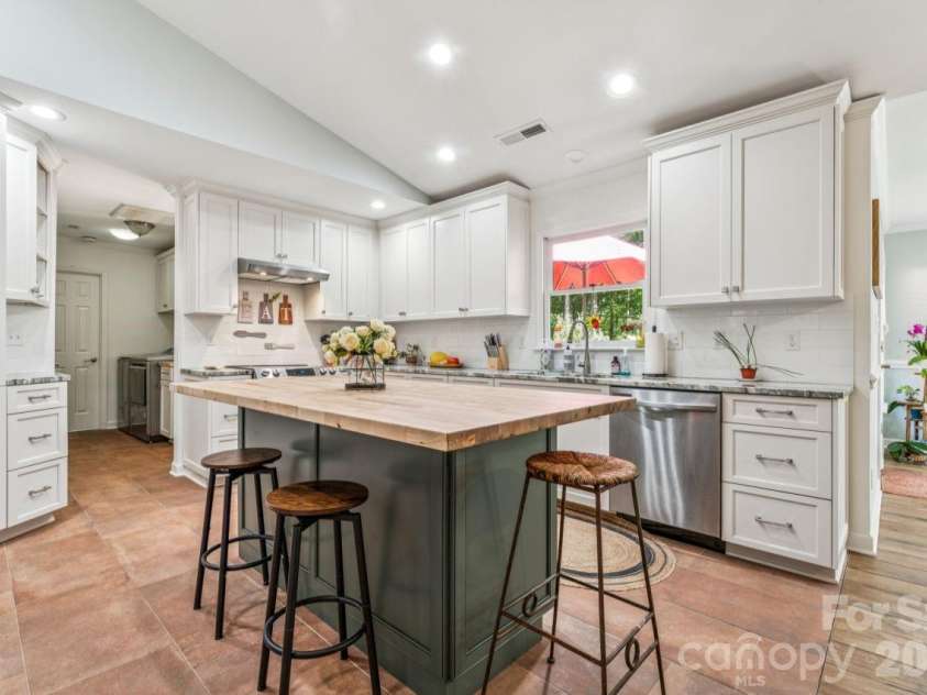 5919 Stonebridge Lane, Waxhaw, NC 28173.  MLS# CAR4427781, YatesRealty ID 53580. Kitchen