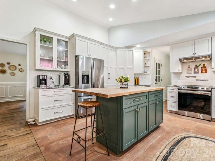 5919 Stonebridge Lane, Waxhaw, NC 28173.  MLS# CAR4427781, YatesRealty ID 53580. Kitchen