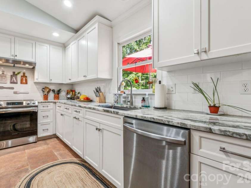 5919 Stonebridge Lane, Waxhaw, NC 28173.  MLS# CAR4427781, YatesRealty ID 53580. Kitchen