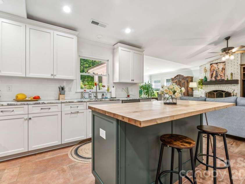 5919 Stonebridge Lane, Waxhaw, NC 28173.  MLS# CAR4427781, YatesRealty ID 53580. Kitchen