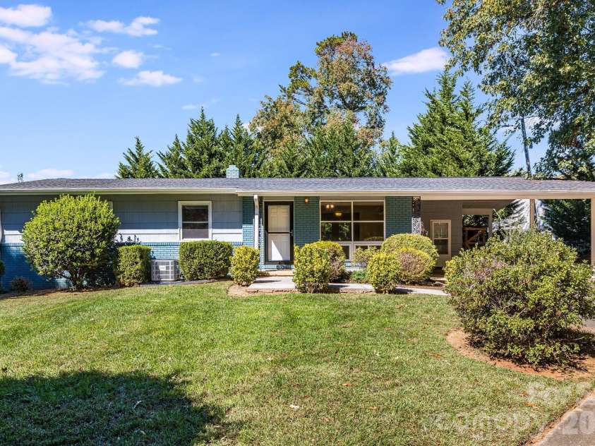 26 Elkmont Drive, Asheville, NC 28804.  MLS# CAR4386925, YatesRealty ID 53584. 