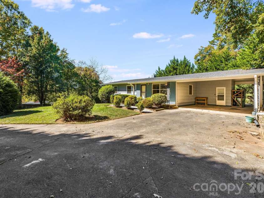 26 Elkmont Drive, Asheville, NC 28804.  MLS# CAR4386925, YatesRealty ID 53584. 