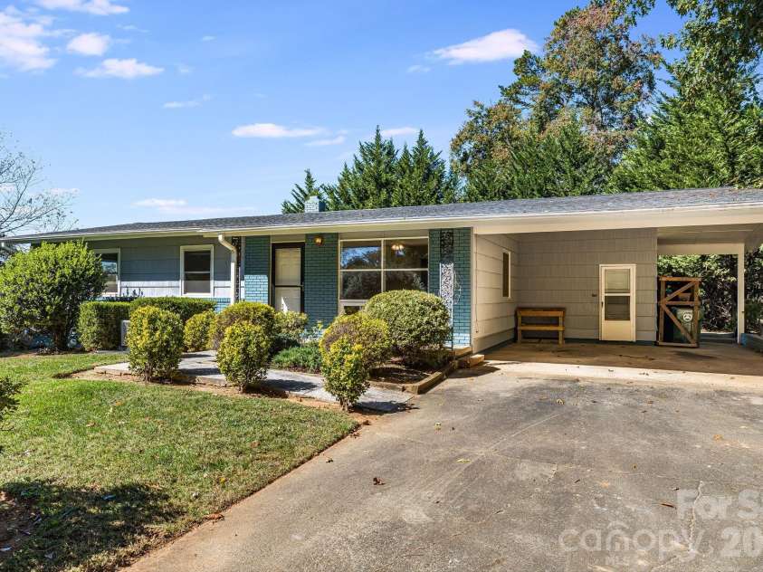 26 Elkmont Drive, Asheville, NC 28804.  MLS# CAR4386925, YatesRealty ID 53584. 