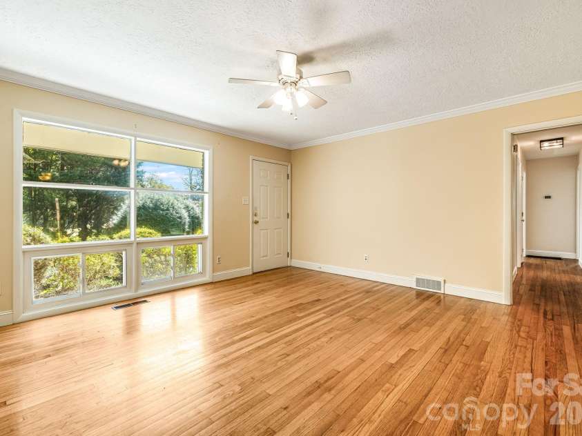 26 Elkmont Drive, Asheville, NC 28804.  MLS# CAR4386925, YatesRealty ID 53584. 
