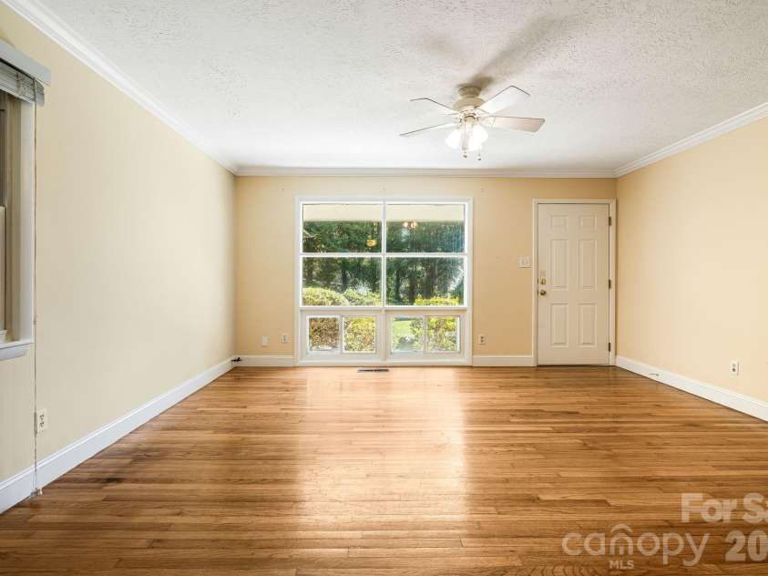 26 Elkmont Drive, Asheville, NC 28804.  MLS# CAR4386925, YatesRealty ID 53584. 