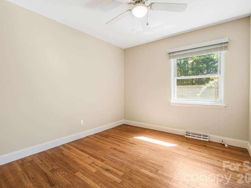 26 Elkmont Drive, Asheville, NC 28804.  MLS# CAR4386925, YatesRealty ID 53584. 
