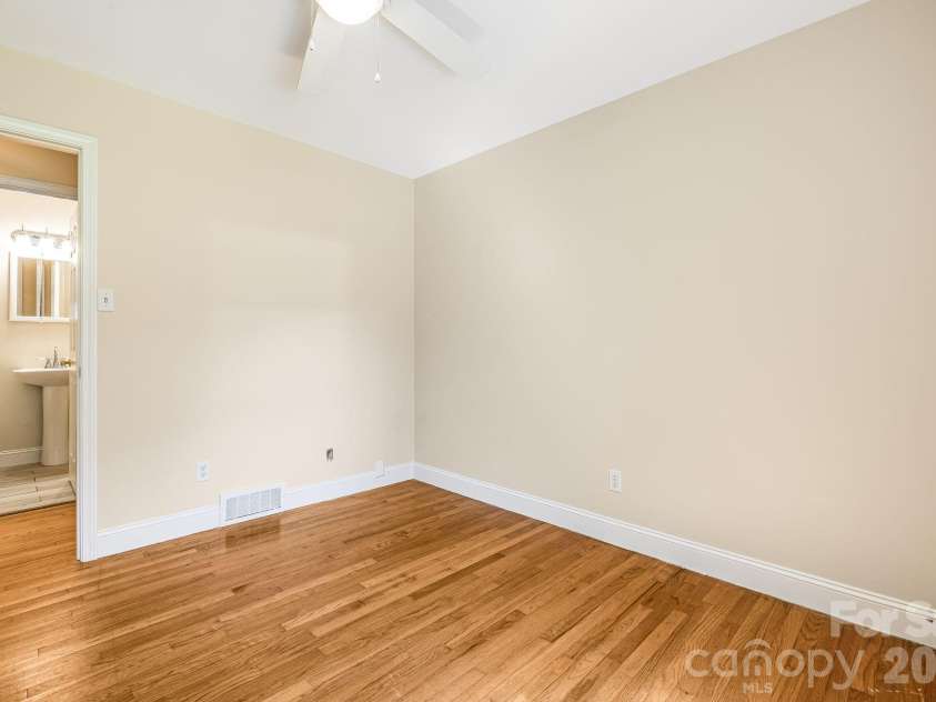 26 Elkmont Drive, Asheville, NC 28804.  MLS# CAR4386925, YatesRealty ID 53584. 