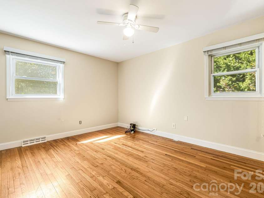 26 Elkmont Drive, Asheville, NC 28804.  MLS# CAR4386925, YatesRealty ID 53584. 