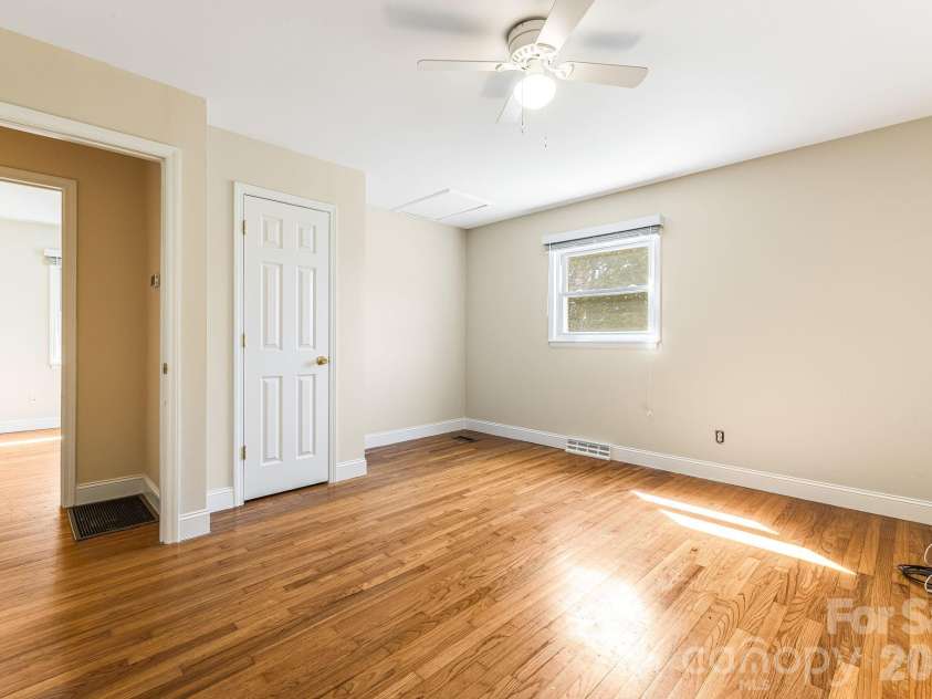 26 Elkmont Drive, Asheville, NC 28804.  MLS# CAR4386925, YatesRealty ID 53584. 