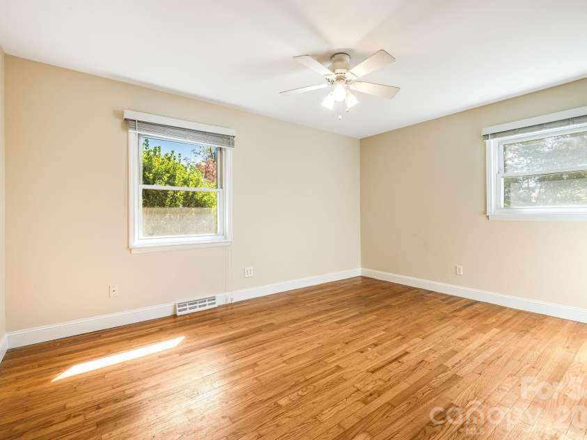 26 Elkmont Drive, Asheville, NC 28804.  MLS# CAR4386925, YatesRealty ID 53584. 