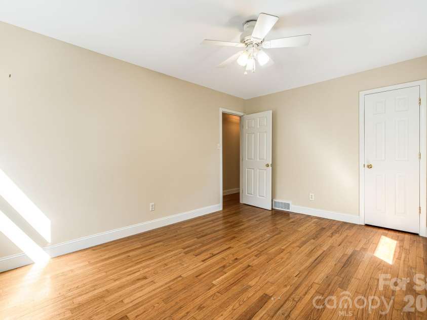 26 Elkmont Drive, Asheville, NC 28804.  MLS# CAR4386925, YatesRealty ID 53584. 