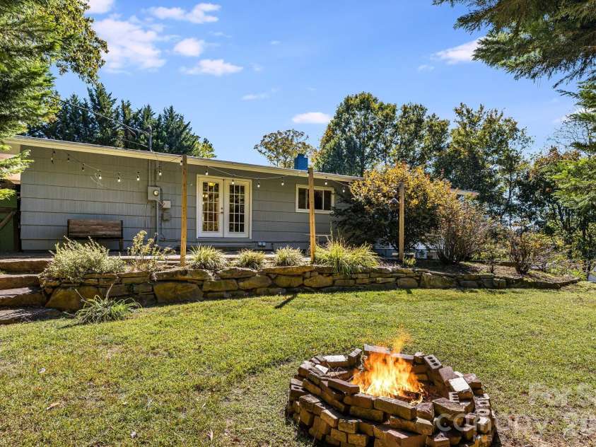 26 Elkmont Drive, Asheville, NC 28804.  MLS# CAR4386925, YatesRealty ID 53584. 