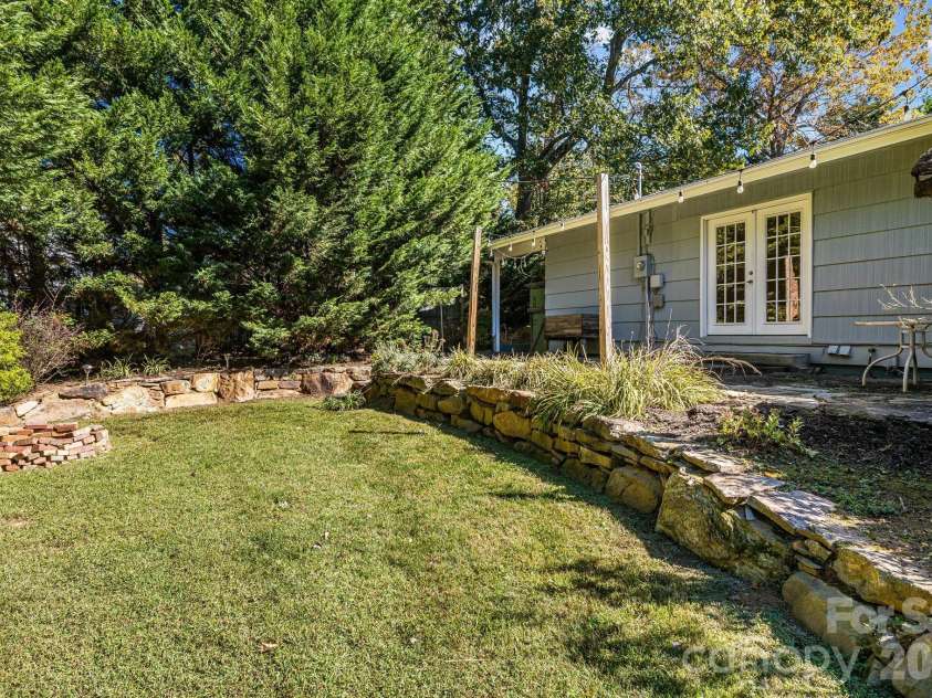 26 Elkmont Drive, Asheville, NC 28804.  MLS# CAR4386925, YatesRealty ID 53584. 