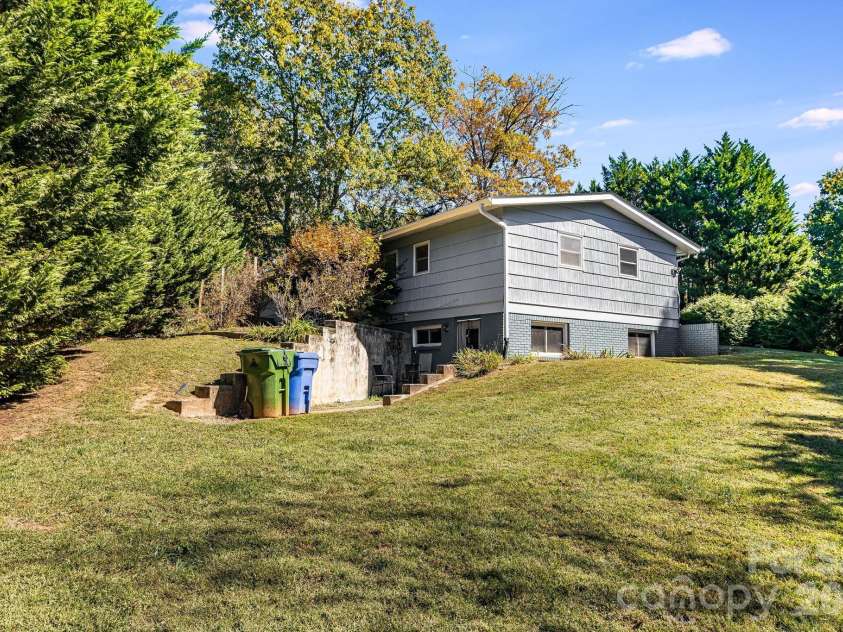 26 Elkmont Drive, Asheville, NC 28804.  MLS# CAR4386925, YatesRealty ID 53584. 