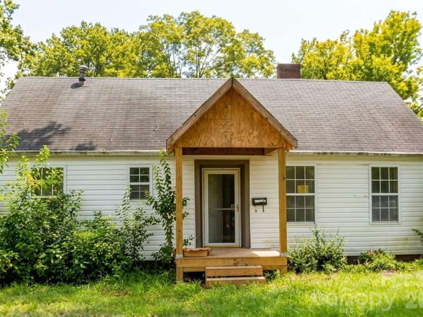 2101 Camp Greene Street, Charlotte, NC 28208.  MLS# CAR4429152, YatesRealty ID 53586. 