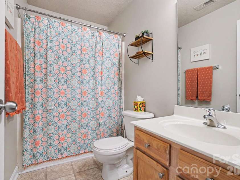 7539 Lady Liberty Lane, Charlotte, NC 28217.  MLS# CAR4428073, YatesRealty ID 53589. Bathroom 2