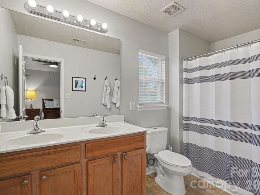 7539 Lady Liberty Lane, Charlotte, NC 28217.  MLS# CAR4428073, YatesRealty ID 53589. Primary Bathroom