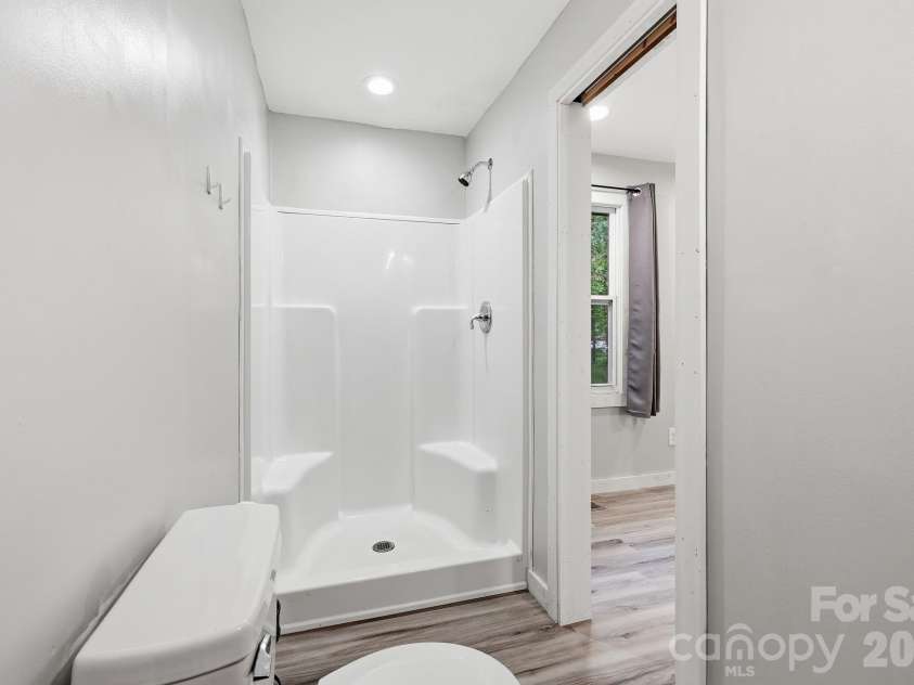 36 Medlin Lane, Flat Rock, NC 28731.  MLS# CAR4428597, YatesRealty ID 53594. Full bath with simple, functional finishes.