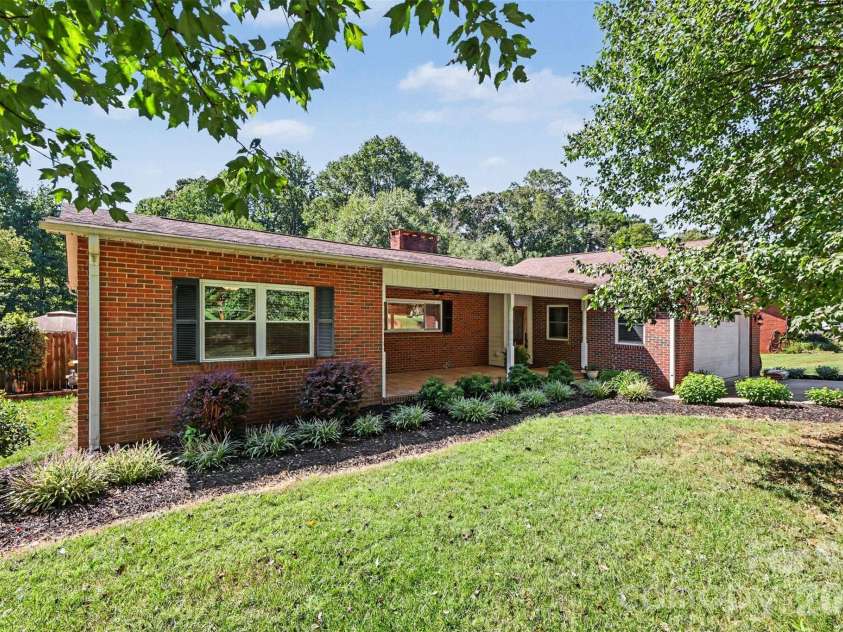 827 Ferndale Drive, Statesville, NC 28677.  MLS# CAR4424302, YatesRealty ID 53596. 