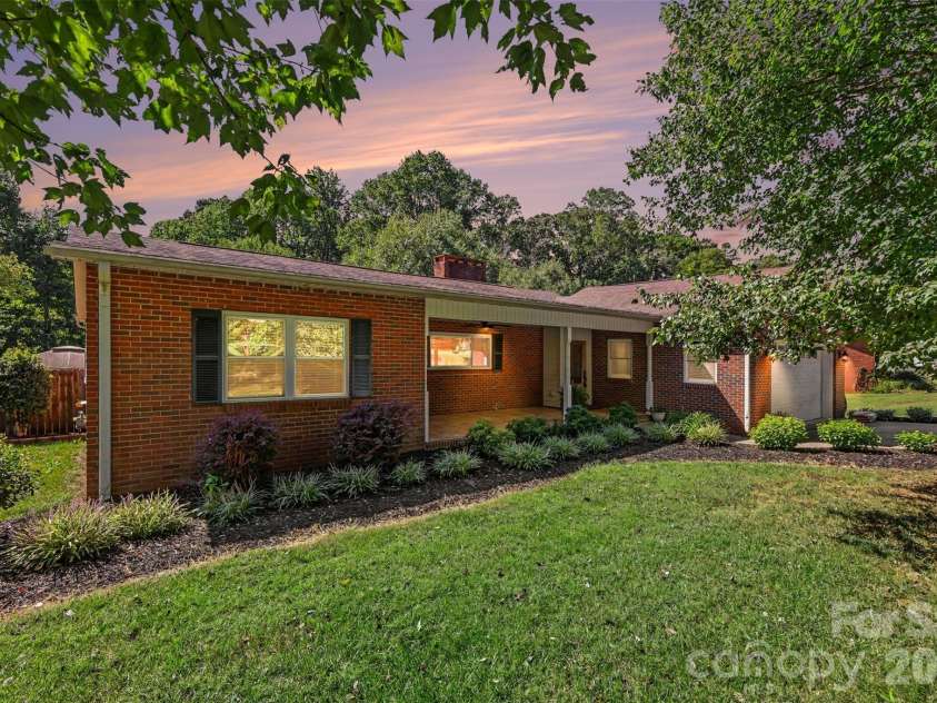 827 Ferndale Drive, Statesville, NC 28677.  MLS# CAR4424302, YatesRealty ID 53596. 