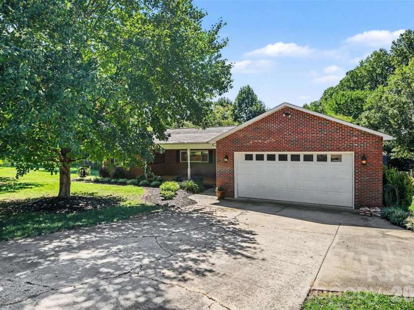 827 Ferndale Drive, Statesville, NC 28677.  MLS# CAR4424302, YatesRealty ID 53596. 
