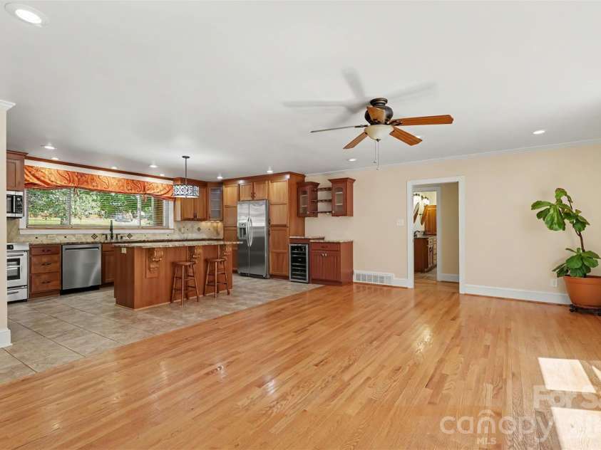 827 Ferndale Drive, Statesville, NC 28677.  MLS# CAR4424302, YatesRealty ID 53596. 