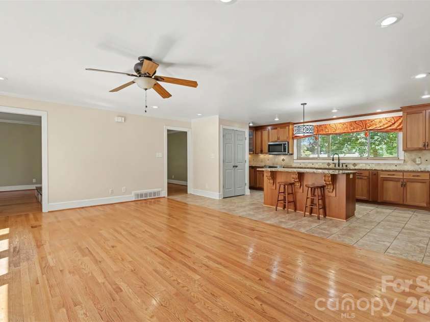 827 Ferndale Drive, Statesville, NC 28677.  MLS# CAR4424302, YatesRealty ID 53596. 