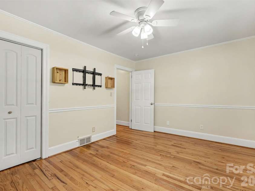 827 Ferndale Drive, Statesville, NC 28677.  MLS# CAR4424302, YatesRealty ID 53596. 