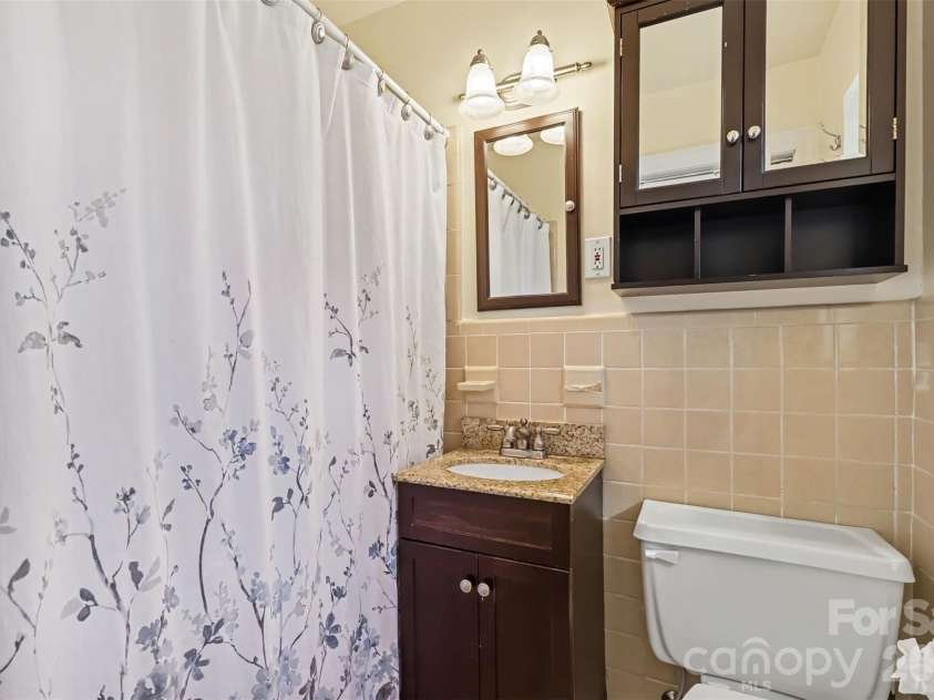827 Ferndale Drive, Statesville, NC 28677.  MLS# CAR4424302, YatesRealty ID 53596. 