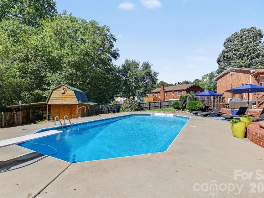 827 Ferndale Drive, Statesville, NC 28677.  MLS# CAR4424302, YatesRealty ID 53596. 