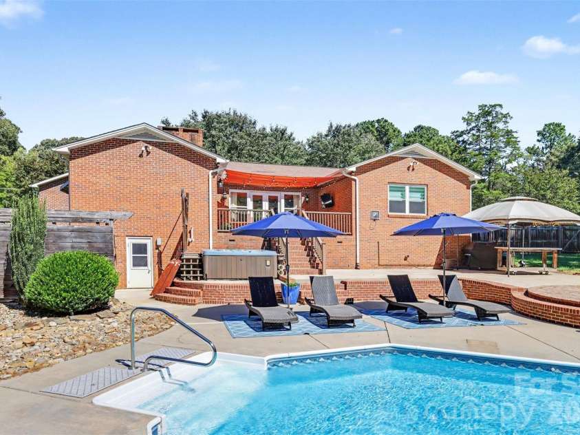 827 Ferndale Drive, Statesville, NC 28677.  MLS# CAR4424302, YatesRealty ID 53596. 