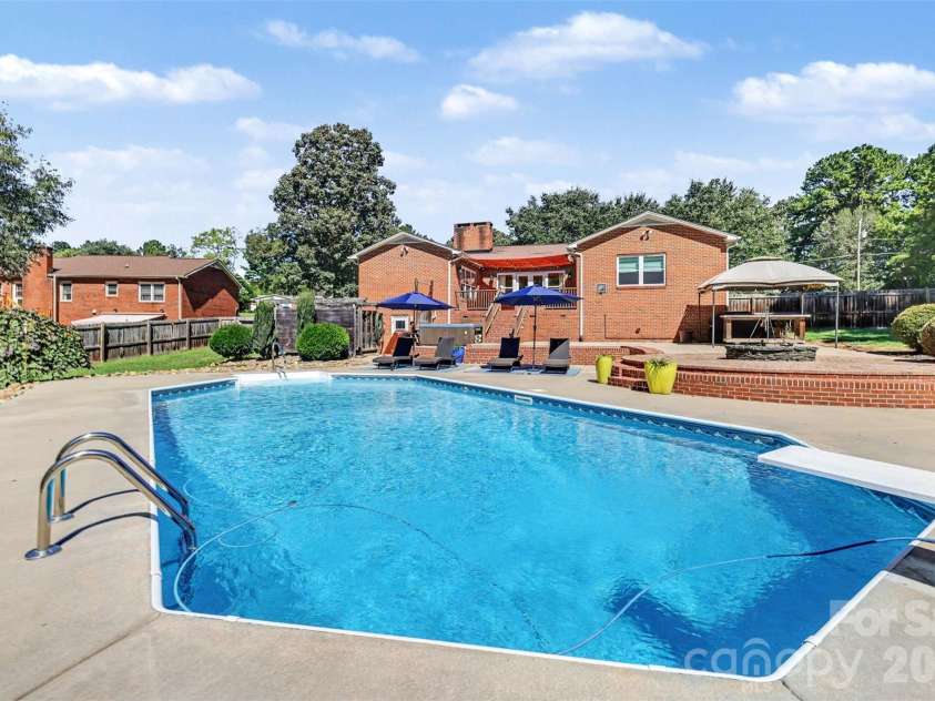 827 Ferndale Drive, Statesville, NC 28677.  MLS# CAR4424302, YatesRealty ID 53596. 