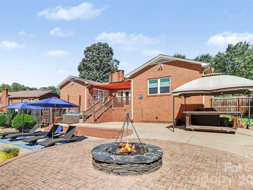 827 Ferndale Drive, Statesville, NC 28677.  MLS# CAR4424302, YatesRealty ID 53596. 