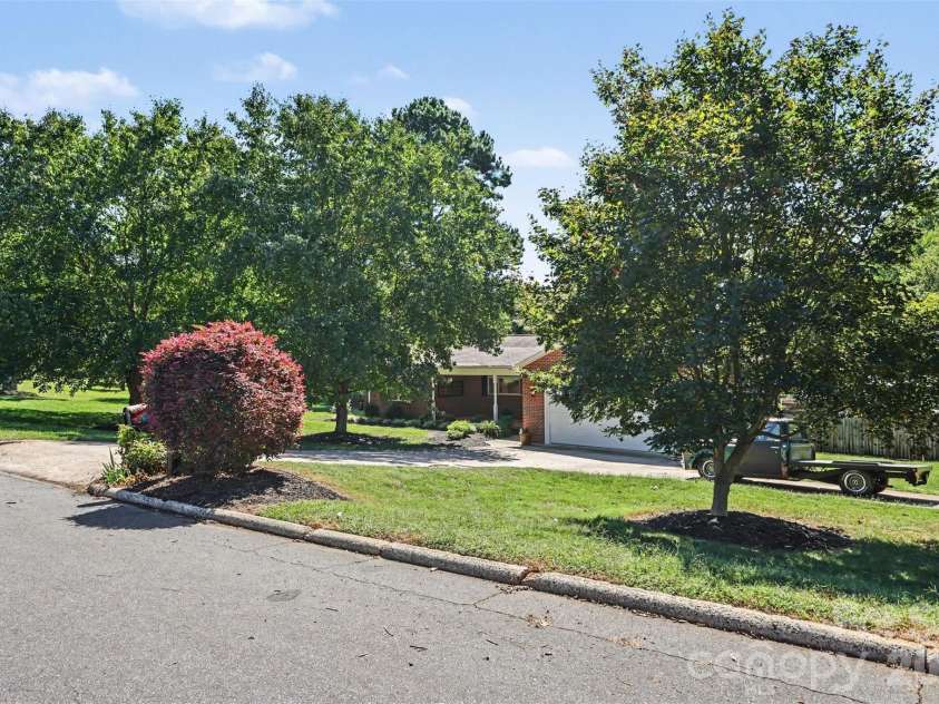 827 Ferndale Drive, Statesville, NC 28677.  MLS# CAR4424302, YatesRealty ID 53596. 
