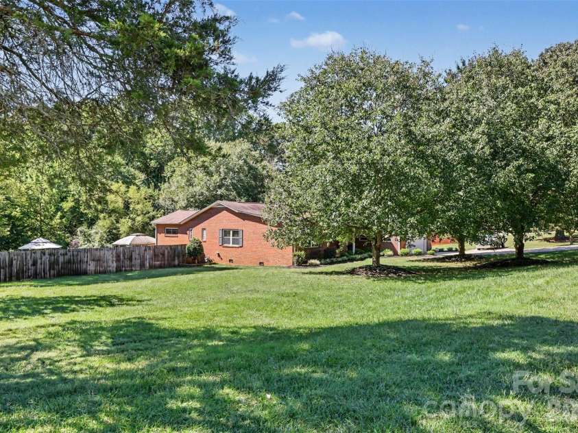 827 Ferndale Drive, Statesville, NC 28677.  MLS# CAR4424302, YatesRealty ID 53596. 