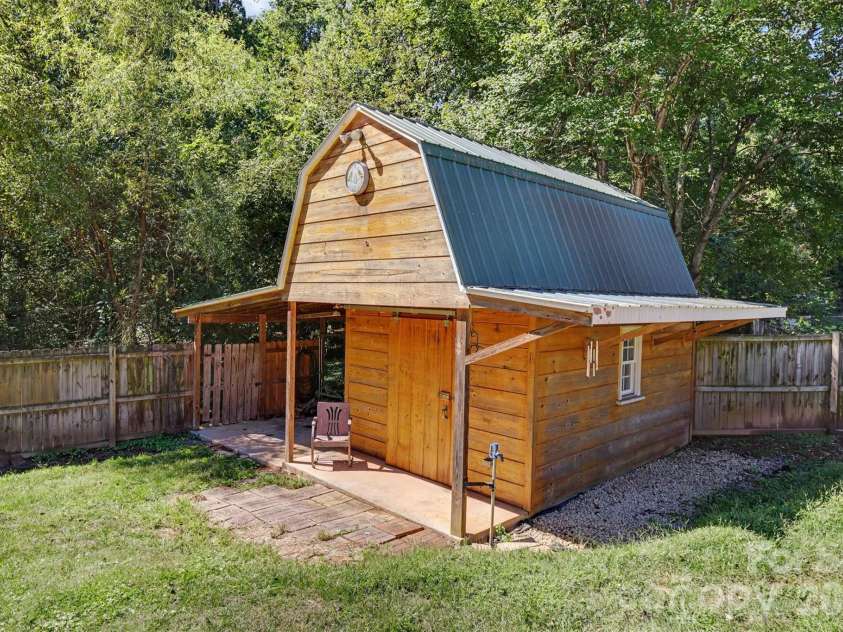 827 Ferndale Drive, Statesville, NC 28677.  MLS# CAR4424302, YatesRealty ID 53596. 