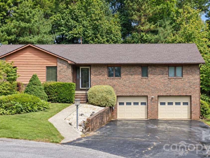 6 Daniel Drive, Fletcher, NC 28732.  MLS# CAR4428702, YatesRealty ID 53603. 