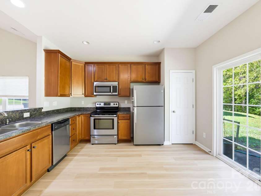 1704 Swan Drive, Charlotte, NC 28216.  MLS# CAR4429559, YatesRealty ID 53612. 
